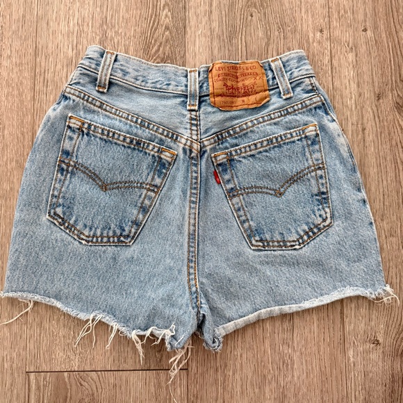 vintage Levi's high-waisted denim cut-off shorts size 3 - Picture 3 of 10
